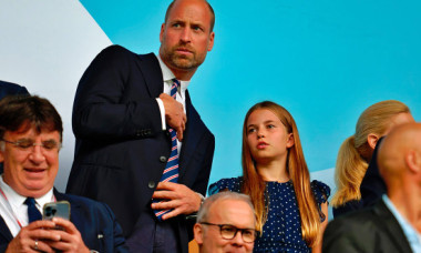 Cum a apărut Prințesa Charlotte la primul meci de fotbal cu tatăl ei. Prințul William, mândru să o aibă pe fiica lui alături de el