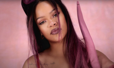 Graviduța Rihanna, într-o rochie periculos de decupată. A trebuit să o țină cu mâna pentru a nu arăta prea mult