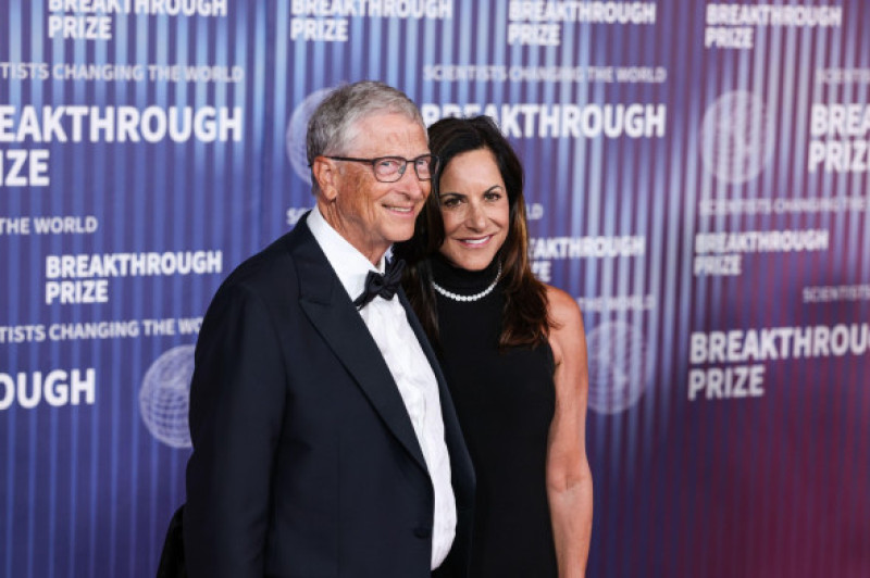 LOS ANGELES, CALIFORNIA, USA - APRIL 13: Bill Gates and girlfriend Paula Hurd arrive at the 10th Annual Breakthrough Prize Ceremony held at the Academy Museum of Motion Pictures on April 13, 2024 in Los Angeles, California, United States. (Photo by Xavier