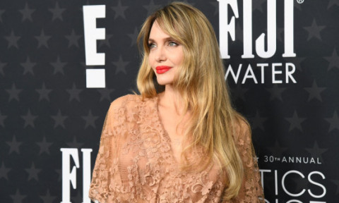 Angelina Jolie rupe tăcerea despre cicatricile lăsate de mastectomie: „Nu le ascund. Nu mi-e rușine de ele”