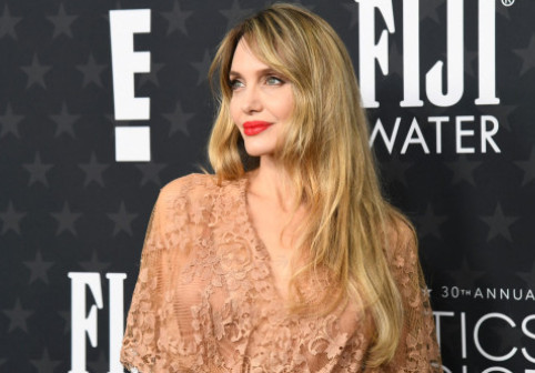 Angelina Jolie rupe tăcerea despre cicatricile lăsate de mastectomie: „Nu le ascund. Nu mi-e rușine de ele”