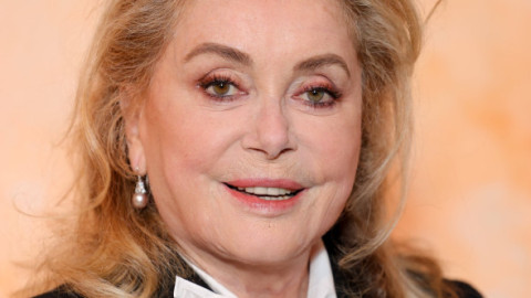 Catherine Deneuve, distinsă și fermecătoare la 81 de ani. Șic într-un costum cu pantaloni la Paris, unde și-a salutat fanii cu căldură