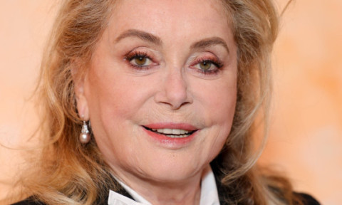 Catherine Deneuve, distinsă și fermecătoare la 81 de ani. Șic într-un costum cu pantaloni la Paris, unde și-a salutat fanii cu căldură