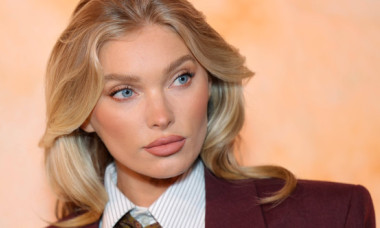 Scopul ei era să promoveze pantofii, dar fanii nu s-au putut uita decât la trupul el. Elsa Hosk, superbă în ce mai recentă ședință foto
