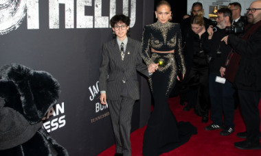 Reacția lui Jennifer Lopez când un fotograf se apropie prea mult de fiica ei, Emme, la premiera piesei „Othello”: „A țipat la tip”