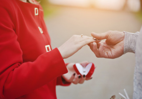 "Am încremenit. Nu voiam să-l fac de rușine". O fată a spus "da" unei cereri în căsătorie în public, dar în culise s-a schimbat totul