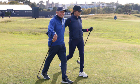 Catherine Zeta-Jones și Michael Douglas, tandemul perfect și acasă, și la golf. Veseli, concentrați și energici, pe terenul de sport