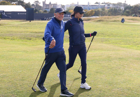 Catherine Zeta-Jones și Michael Douglas, tandemul perfect și acasă, și la golf. Veseli, concentrați și energici, pe terenul de sport