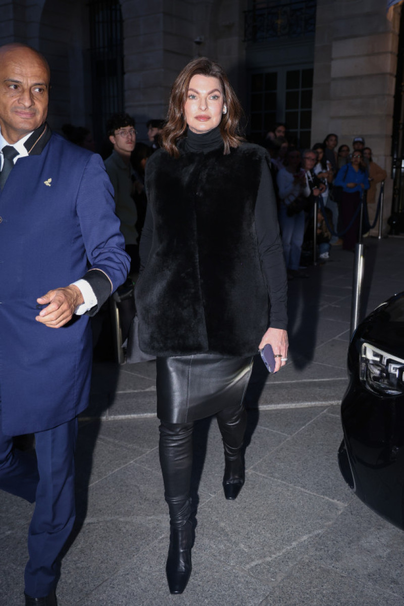 Linda Evangelista Makes A Beautiful Outing In Paris - 01 Oct 2025