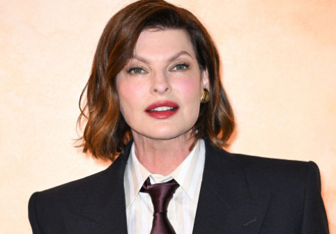 Linda Evangelista, apariție rară la PFW, după ce a dezvăluit că are nevoie de terapie pentru a se privi în oglindă