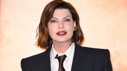 Linda Evangelista, apariție rară la PFW, după ce a dezvăluit că are nevoie de terapie pentru a se privi în oglindă
