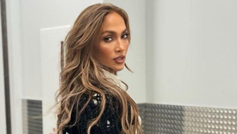 Gemenii lui Jennifer Lopez, ieșire rară pe covorul roșu. Au 17 ani, se pregătesc de facultate și sunt copia fidelă a tatălui lor