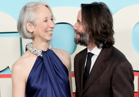 Keanu Reeves spune că iubita lui este mai amuzantă decât el: „Este și mai frumoasă, mult mai deșteaptă”. Sărut pe covorul roșu