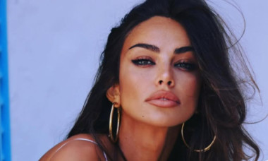 Duș la furtun, în aer liber, mișcări languroase, lenjerie intimă neon. Mădălina Ghenea, protagonista unui joc al seducției