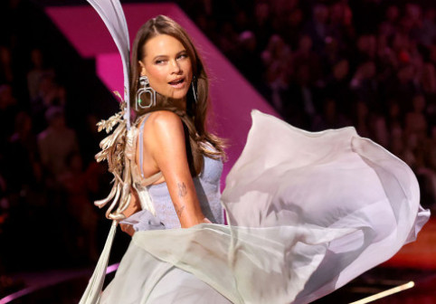 Behati Prinsloo, care a defilat pentru Victoria’s Secret, criticată dur de fani: „Nu am recunoscut-o!” Imaginile au devenit virale