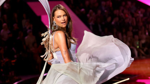Behati Prinsloo, care a defilat pentru Victoria’s Secret, criticată dur de fani: „Nu am recunoscut-o!” Imaginile au devenit virale