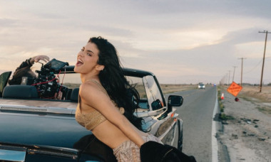 Kylie Jenner, Barbie în latex roz. Și-a asortat părul cu rochia mulată și decoltată și a făcut spectacol prin simpla ei prezență