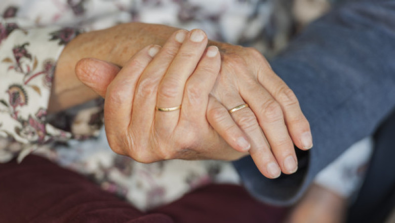 Iubirea n-are limită de vârstă. S-a măritat prima dată la 76 de ani, după ce și-a cunoscut soțul online: 