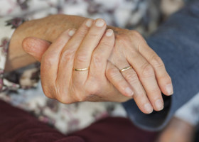 Iubirea n-are limită de vârstă. S-a măritat prima dată la 76 de ani, după ce și-a cunoscut soțul online: "Ne scriem ultimele capitole"