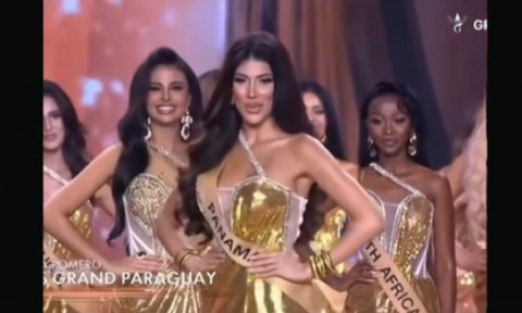 A zâmbit, a crezut că a reușit, apoi a trebuit să se retragă. Moment stânjenitor la un concurs de Miss, cu două frumuseți în prim-plan