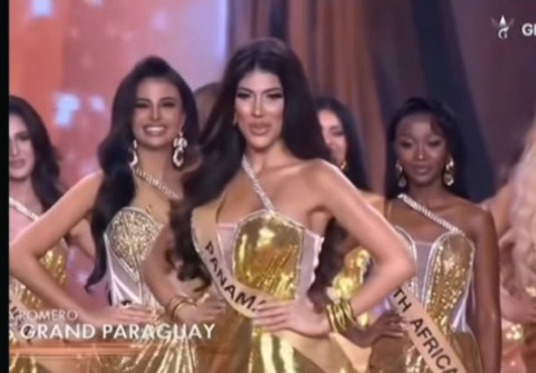 A zâmbit, a crezut că a reușit, apoi a trebuit să se retragă. Moment stânjenitor la un concurs de Miss, cu două frumuseți în prim-plan