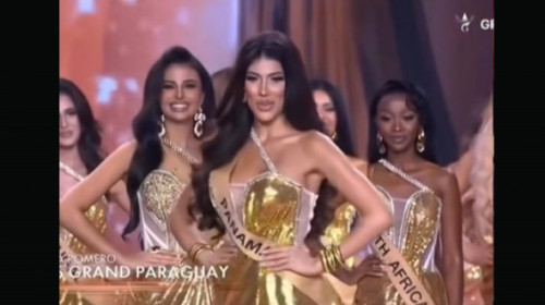 A zâmbit, a crezut că a reușit, apoi a trebuit să se retragă. Moment stânjenitor la un concurs de Miss, cu două frumuseți în prim-plan