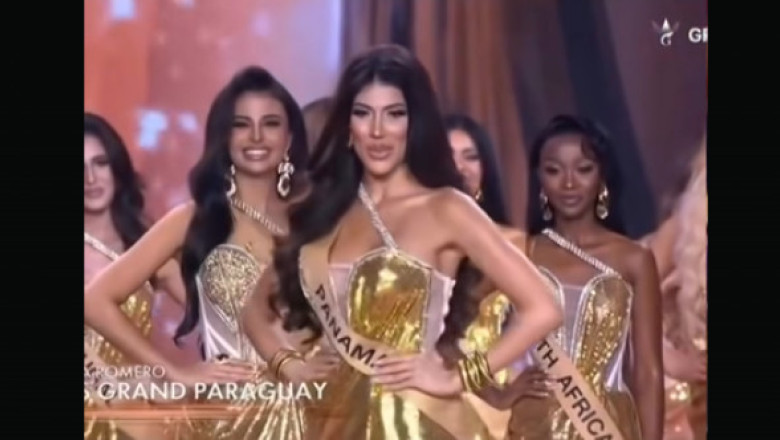 A zâmbit, a crezut că a reușit, apoi a trebuit să se retragă. Moment stânjenitor la un concurs de Miss, cu două frumuseți în prim-plan
