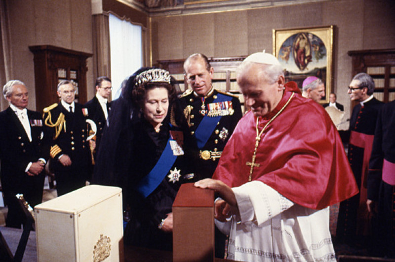 Regina Elisabeta a II-a, la întâlnirea cu Papa Ioan Paul al II-lea, 1980/ Profimedia