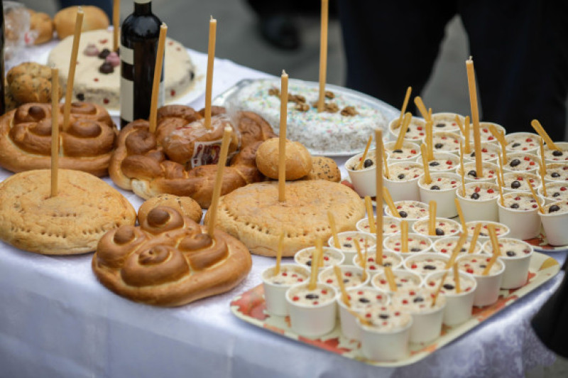 colivă, colaci, parastas, pomană