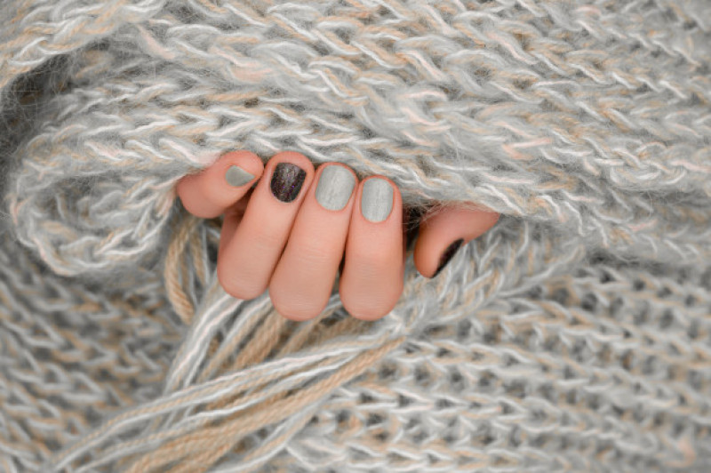 Unghii gri perlat/ Freepik