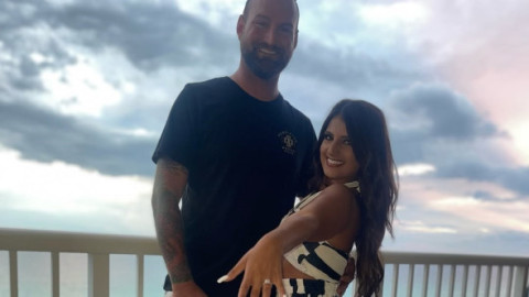 O fată dată dispărută în adolescență s-a logodit cu polițistul care a căutat-o: “Cineva a spus că e eroul meu. Și chiar este”