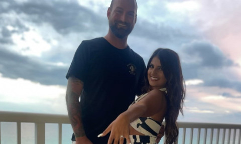 O fată dată dispărută în adolescență s-a logodit cu polițistul care a căutat-o: “Cineva a spus că e eroul meu. Și chiar este”