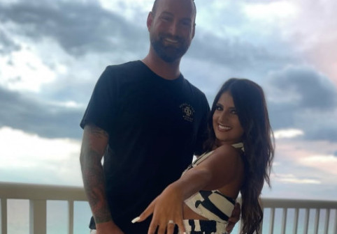 O fată dată dispărută în adolescență s-a logodit cu polițistul care a căutat-o: “Cineva a spus că e eroul meu. Și chiar este”