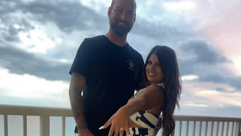 O fată dată dispărută în adolescență s-a logodit cu polițistul care a căutat-o: “Cineva a spus că e eroul meu. Și chiar este”