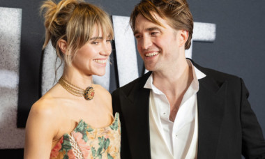 Tineri părinți, îndrăgostiți și celebri. Robert Pattinson și Suki Waterhouse, complicitate tandră într-apariție rară și plină de stil