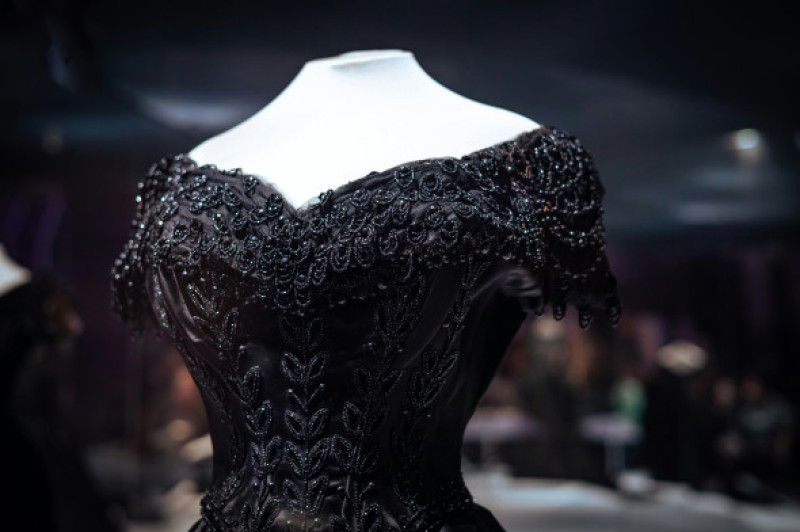 Rochie neagră de mireasă/ Unsplash