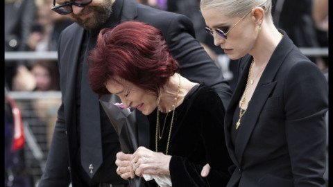 Kelly Osbourne, devastată după moartea tatălui său: „Am dormit cu mama două luni. Nu știu cum să trăiesc fără el”