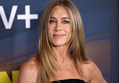 Jennifer Aniston, criticată după ce a spus că familia ei nu avea bani: „A vrut să spună că părinții erau doar milionari, nu miliardari”