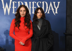 Catherine Zeta-Jones pare aproape la fel de tânără ca Jenna Ortega, colega ei de 23 de ani. Apariția care a iscat discuții