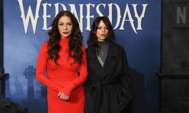Catherine Zeta-Jones pare aproape la fel de tânără ca Jenna Ortega, colega ei de 23 de ani. Apariția care a iscat discuții