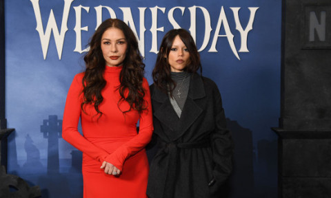 Catherine Zeta-Jones pare aproape la fel de tânără ca Jenna Ortega, colega ei de 23 de ani. Apariția care a iscat discuții