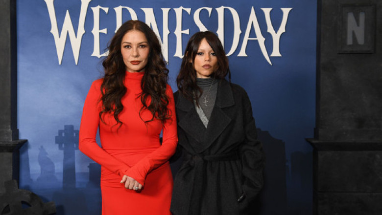 Catherine Zeta-Jones pare aproape la fel de tânără ca Jenna Ortega, colega ei de 23 de ani. Apariția care a iscat discuții