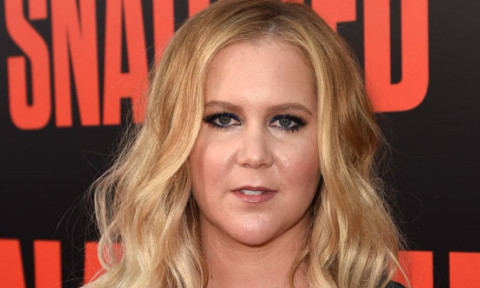 Amy Schumer, în rochie mini fără bretele, mulată pe corp: "Ce picioare!". E tot mai încrezătoare după transformarea ei spectaculoasă