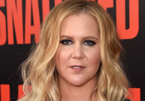 Amy Schumer, în rochie mini fără bretele, mulată pe corp: "Ce picioare!". E tot mai încrezătoare după transformarea ei spectaculoasă