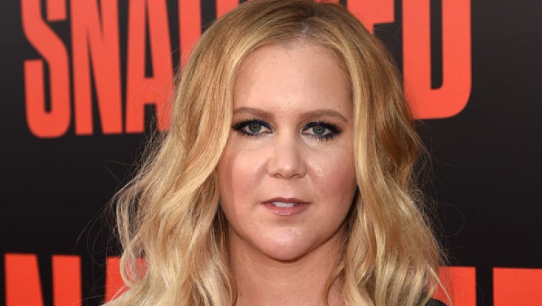 Amy Schumer, în rochie mini fără bretele, mulată pe corp: 