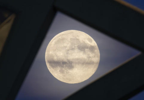 Lună Plină pe 4 decembrie 2025. Schimbări bruște în viața a trei zodii