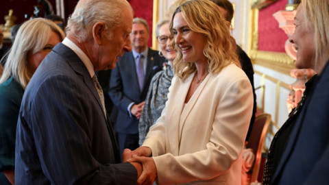 Kate Winslet, despre momentul stânjenitor când l-a întâlnit pentru prima dată pe regele Charles. Actrița purta o ținută sumară