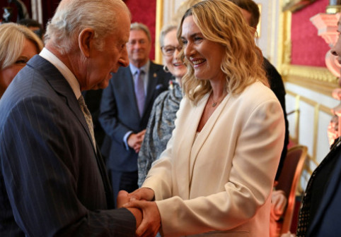 Kate Winslet, despre momentul stânjenitor când l-a întâlnit pentru prima dată pe regele Charles. Actrița purta o ținută sumară