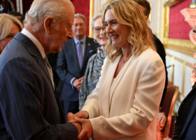 Kate Winslet, despre momentul stânjenitor când l-a întâlnit pentru prima dată pe regele Charles. Actrița purta o ținută sumară