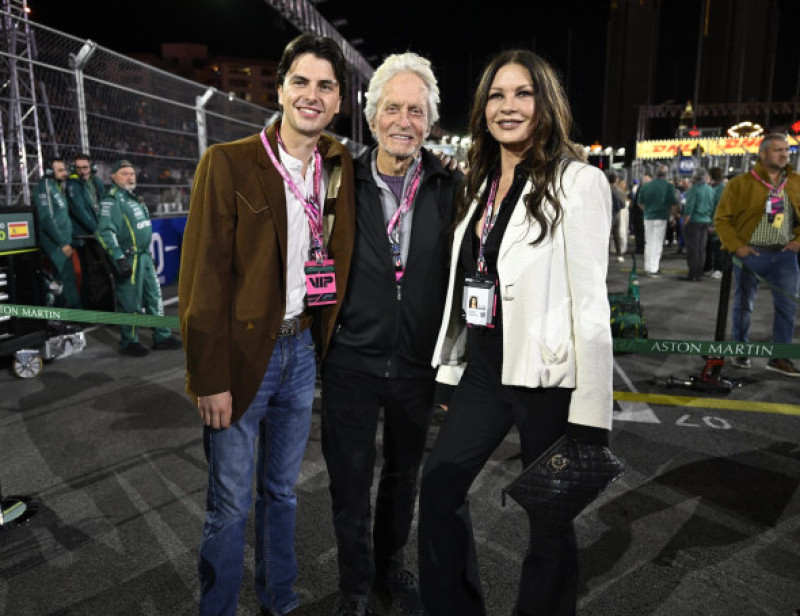 Michael Douglas și Catherine Zeta-Jones si fiul lor